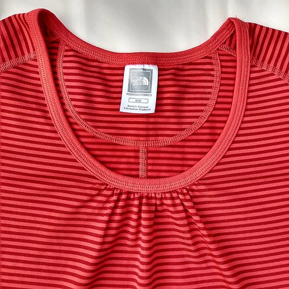 The North Face Womens fitted top Short Sleeve red stripe Vapor Wick M RN#61661 - Picture 2 of 6